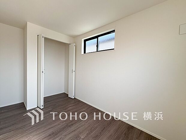 一日の疲れをいやしてくれる寝室。時を忘れて過ごす場所として過ごせるお部屋。