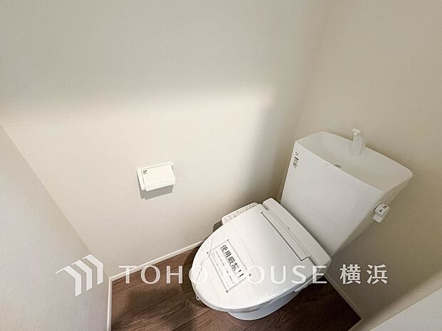 換気と明るさに配慮した、清潔感溢れるトイレ。落ち着いた空間で安らぎのひとときをお過ごしいただけます。