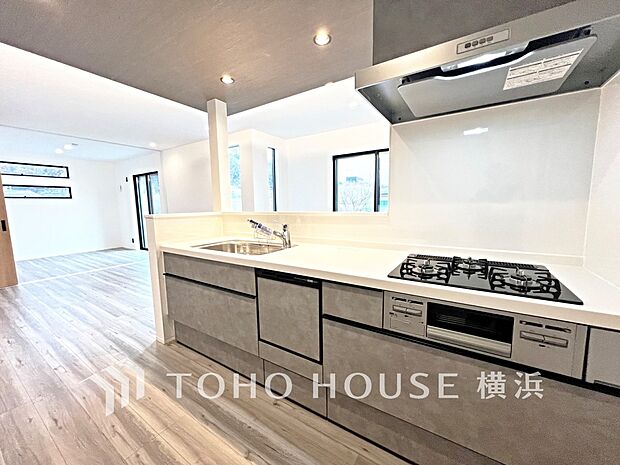 機能性とデザイン性を兼ね備えたシステムキッチン。リビングとの一体感も考慮され、美しい空間が実現。