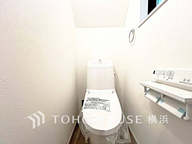 換気と明るさに配慮した、清潔感溢れるトイレ。落ち着いた空間で安らぎのひとときをお過ごしいただけます。