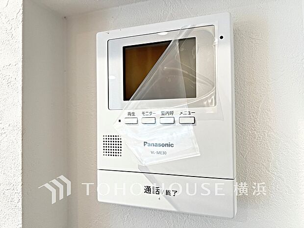 誰が来てもわかる様にモニター付きインターホンを設置。快適と安らぎを合わせた優しい設計。