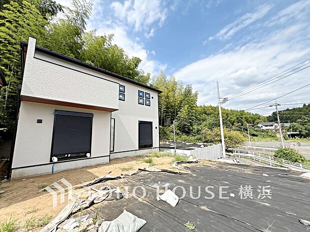 忙しく過ぎゆく日常を置き去るほど、ゆったりした時間が流れる住環境。（2025年8月撮影）