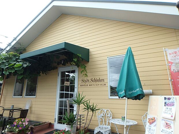 シュタットシンケン隠れ家工房　400m　横浜市が認めたマイスターの手によるハム・ソーセージが頂けます。 ホットドッグなども。 