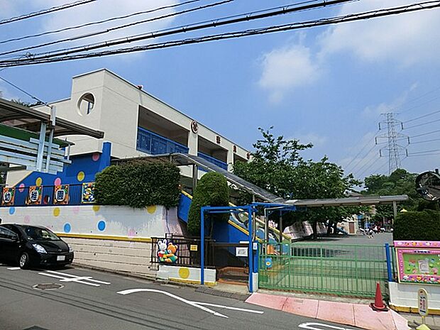 奈良幼稚園 550m 身体と感性を育めるよう、体育、音楽、芸術指導を行っています。保育終了後の課外教室も充実。