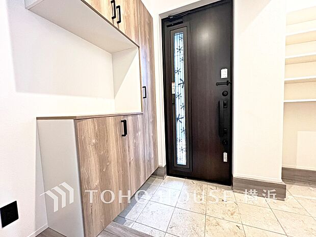 上質感漂う玄関と廊下。居住者の帰り、訪れる方を優しく迎えてくれます。