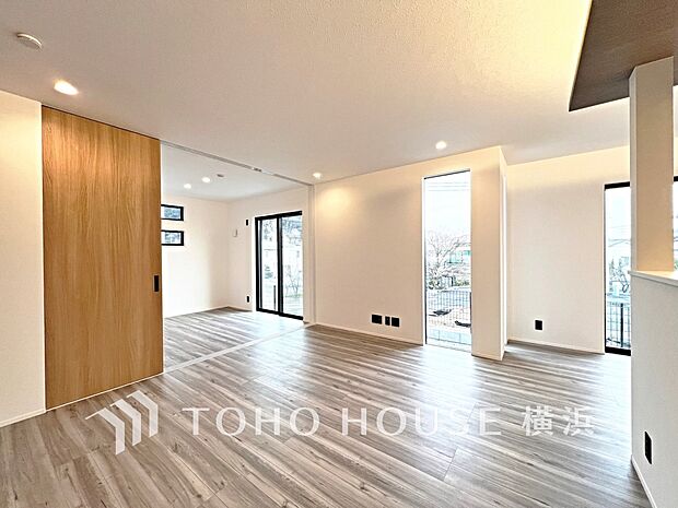 豊かな光が照らすこの場所は、たわいもない会話を楽しみ、ゆったりとした時間を過ごす場所。