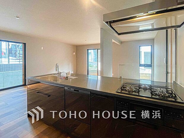 機能性とデザイン性を兼ね備えたシステムキッチン。（B棟）