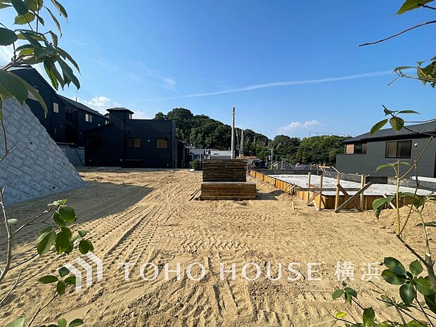 暖かな陽光と爽やかな風がハーモニーを奏でる上質な空間を愉しむ暮らし。（2025年8月撮影）