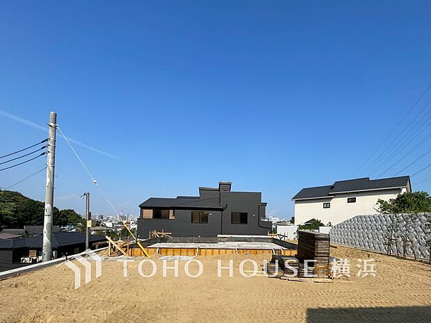 表現された空間は豊かな光と風を纏い、暮らしの時間を豊かにしてくれます。（2025年8月撮影）