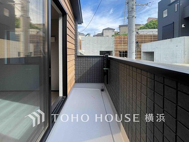 お部屋にも爽やかな風と暖かく柔らかな日差しが差し込み、毎日の暮らしを豊かに彩ります。（B棟）