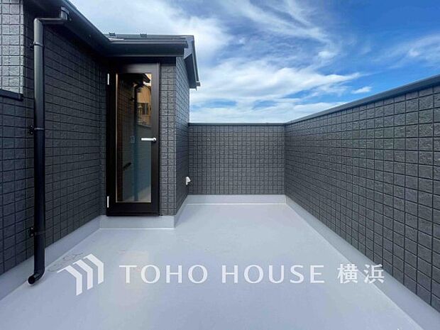 開放感溢れるルーフバルコニー。（B棟）