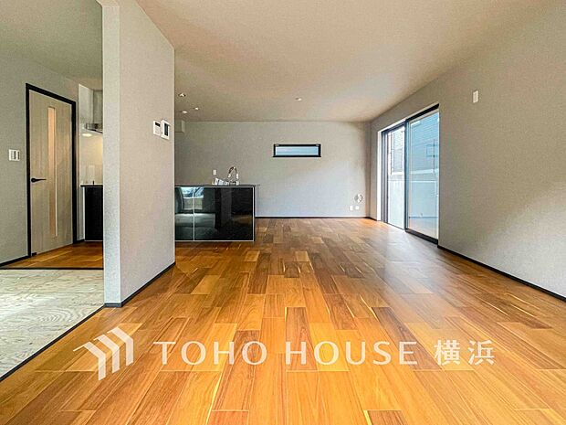 忙しい朝でも、しっかり家族が揃って食事をして頂けるゆとりある大きさのダイニングスペース。（B棟）