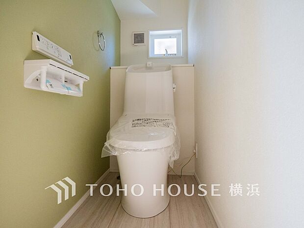 換気と明るさに配慮した、清潔感溢れるトイレ。落ち着いた空間で安らぎのひとときをお過ごしいただけます。