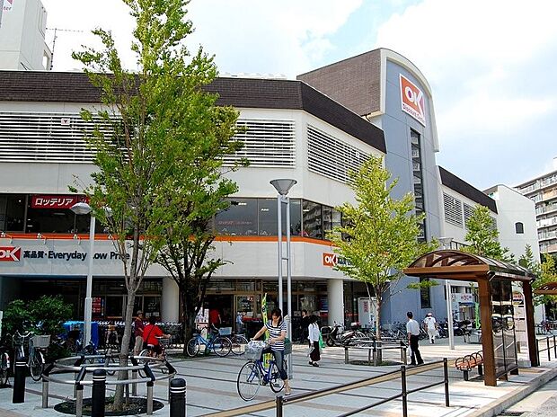 オーケー 港北店 1500m 8時半〜21時営業。コスパの良い商品を取り扱うと話題のお店。週末にまとめ買いもいいですね。