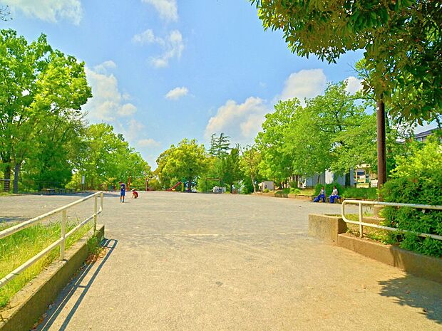 市ケ尾下根公園 850m 走り回れる広い広場、すべり台、ブランコ、鉄棒の他、水飲み、ベンチ、トイレもある公園です。