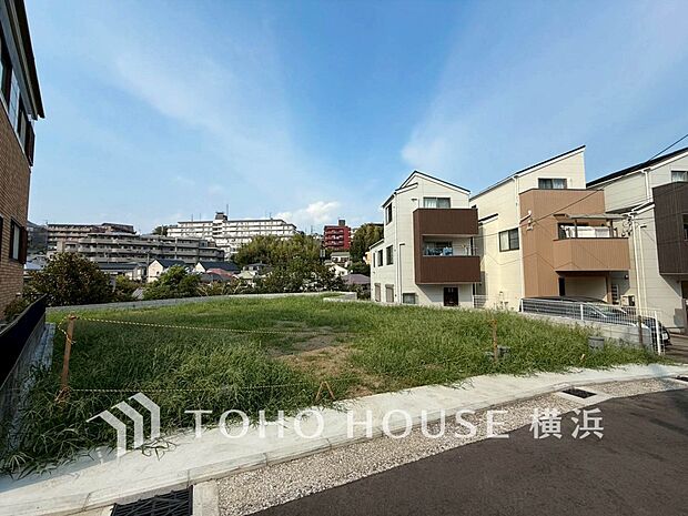 良質な環境に暮らす永住の邸がここに誕生します。（2025年8月撮影）