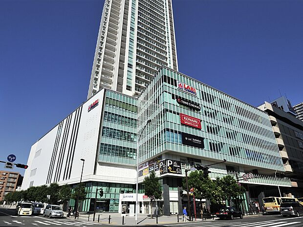 ミオカ　1100m　TOHOシネマズ上大岡が入る複合商業施設。ヤマダ電機や書店、飲食店なども多く入っています。 