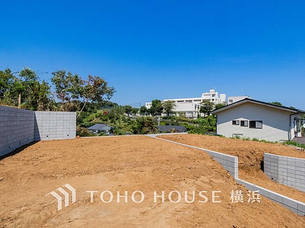 暖かな陽光と爽やかな風がハーモニーを奏でる上質な空間を愉しむ暮らし。（2025年8月撮影）