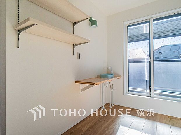 清潔感漂う廊下。各お部屋をつなぐ主要空間として美しく存在しています。