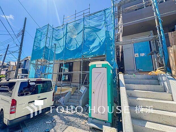 お住まいの顔となる玄関。住まう方のプライドを満たすクオリティを備えています。（2025年9月撮影）