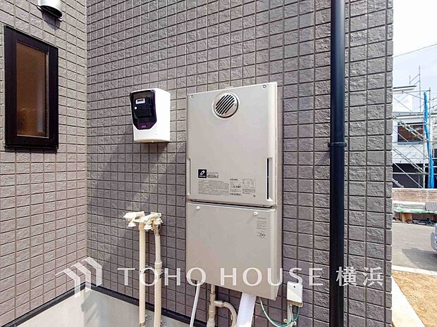 【エコ給湯】　少ないガス量で効率よくお湯を沸かせる省エネ性の高い給湯器を完備。 
