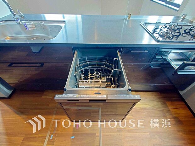 【食器洗浄乾燥機】 手洗いに比べ節水効果が高く、食器の洗浄から乾燥まで、食後の水仕事を軽減します。