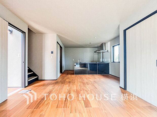 機能性とデザイン性を兼ね備えたキッチン。リビングとの一体感も考慮され、美しい空間が実現。（2号棟）