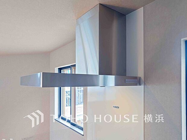 【レンジフード】　換気扇に比べ、煙や臭いを集める能力が高いレンジフードは、日々のお手入れが楽なのも魅力の一つ。