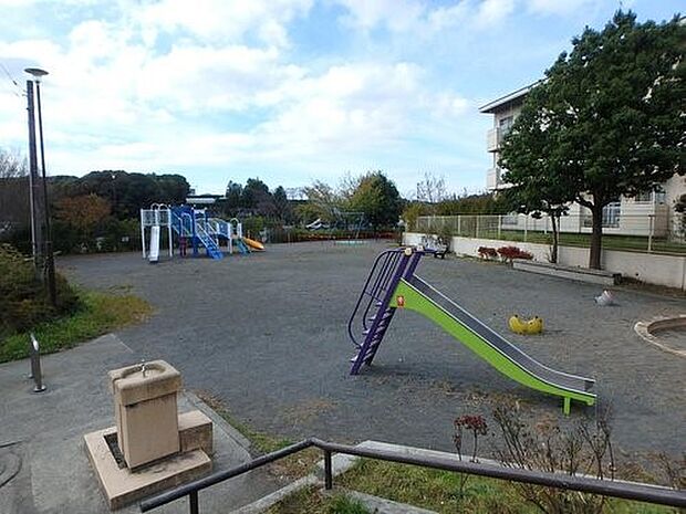 新橋第一公園 450m 住宅街の中の公園です。幅広い年齢層のお子様が遊べる複合遊具があります。