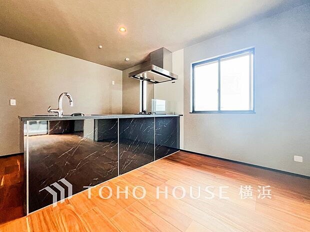 明るく開放的な空間が広がるLDK。室内には豊かな陽光が注ぎ込み、爽やかな住空間を演出。（2号棟）