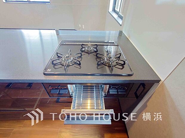 【三口ガスコンロ】 「見える安心」をカタチにしました。誰が来てもわかる様にモニター付きインターホンを設置。