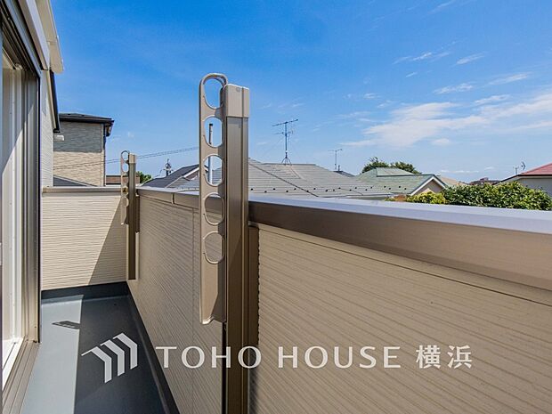 太陽の恵みをたっぷりと受けて、洗濯物も気持ちよく干せそうです。