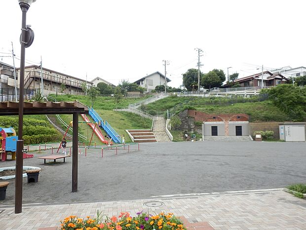 本郷町ガス山公園 190m 斜面を活かした長い滑り台子どもたちに人気の公園です。