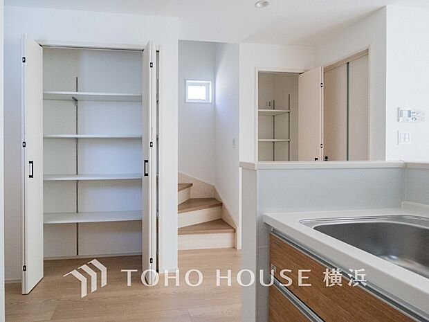 パントリーには缶詰や調味料などの食品類、かさばるペーパーやラップ類をまとめて収納できます。