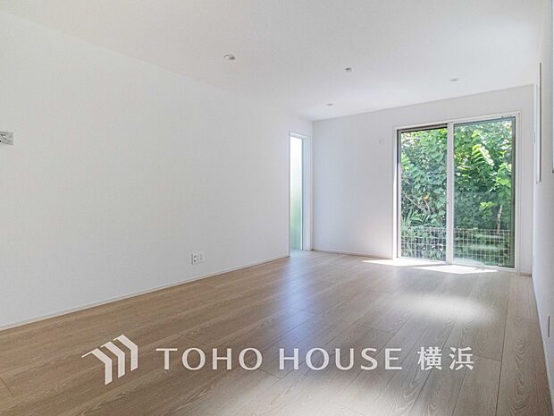 豊かな光が照らすこの場所は、たわいもない会話を楽しみ、ゆったりとした時間を過ごす場所。