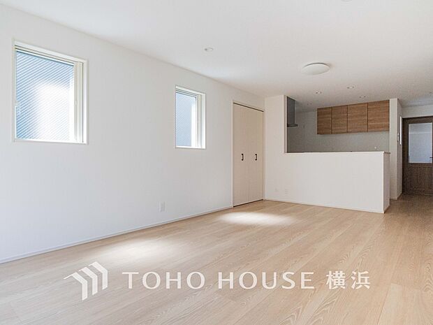 忙しい朝でも、しっかり家族が揃って食事をして頂けるゆとりある大きさのダイニングスペース。