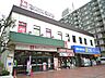 周辺：東急ストア 根岸店　750m　100円ショップDAISOやHACが併設しており、お仕事帰りのお買い物にも便利です。   