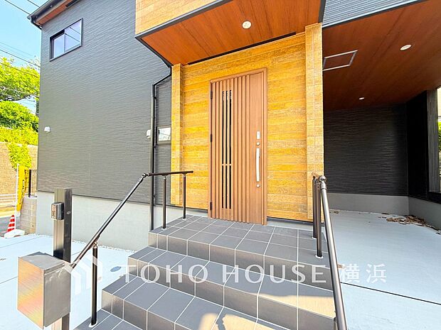 デザイン性の高いエントランスは、住む方のプライドを満たすクオリティ。