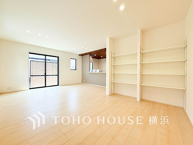 明るく開放的な空間が広がるLDK。室内には豊かな陽光が注ぎ込み、爽やかな住空間を演出。