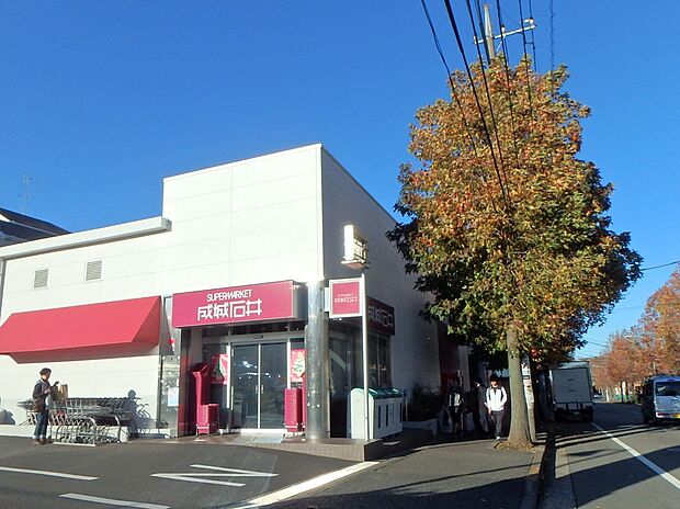 成城石井美しが丘店　400m　オリジナルブランドのデザートに力を入れています。プレミアムチーズケーキがおすすめです。   