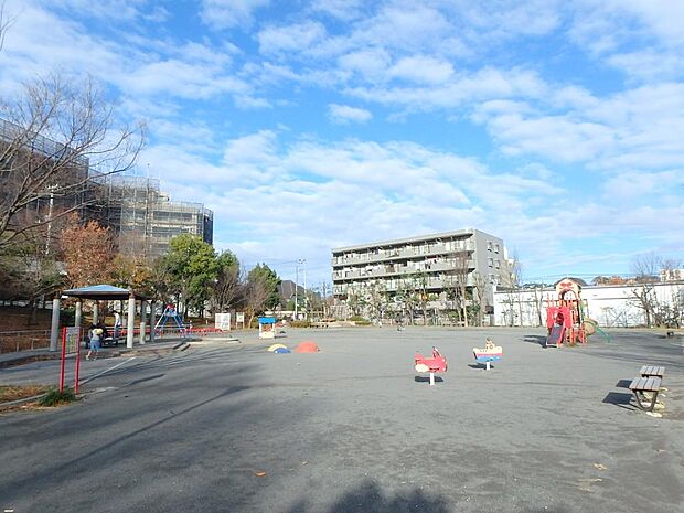 保木公園 450m 走り回れる広い多目的広場があり、少年サッカーなどに利用されています。遊具や砂場もあります。