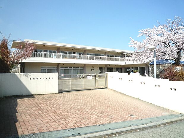 青葉保育園　950m　テラスと園庭と目の前の公園。子ども達の遊び場が多いのが嬉しいですね。 