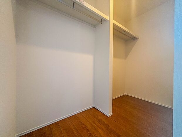 季節物の衣類もスッキリ収納できるウォークインクロゼット。