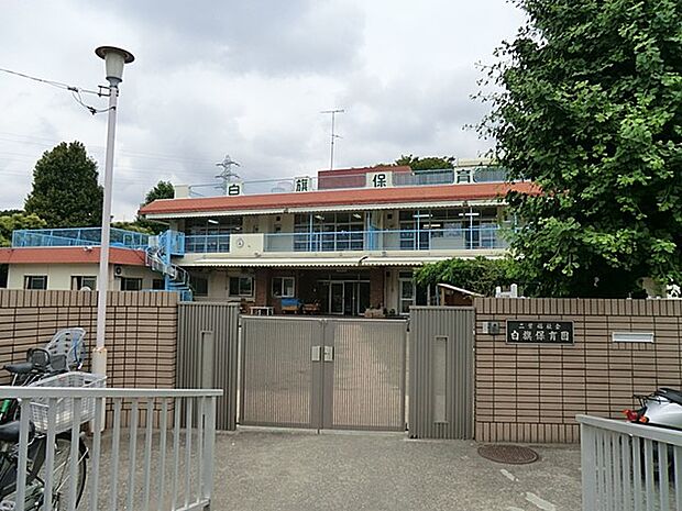 白旗保育園 500m 近くには山や川、田んぼや畑、大小様々な公園もあり、天気の良い日には散歩に出かけています。