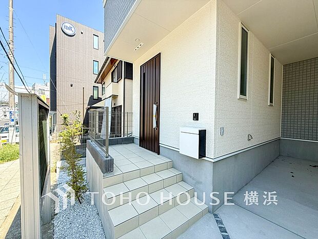 お住まいの顔となる玄関。住まう方のプライドを満たすクオリティを備えています。 