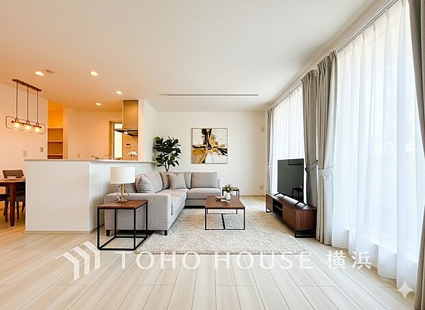 大きな窓から明るい陽射しが射し込む家族みんなの憩いの場。