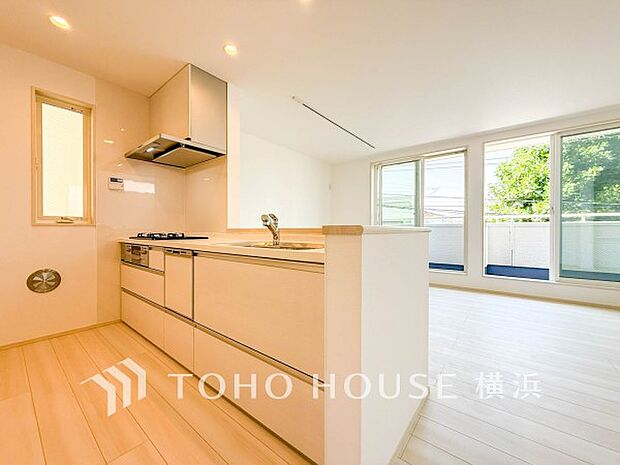 明るい自然光が入るキッチン。家族そろってキッチンに立っても調理がしやすく余裕の広さ。