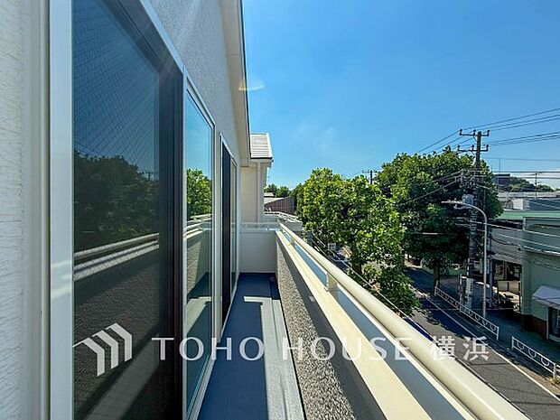 大空と眺望を心ゆくまで楽しめます。広々としたオープンエア空間が開放感あふれる毎日を演出。