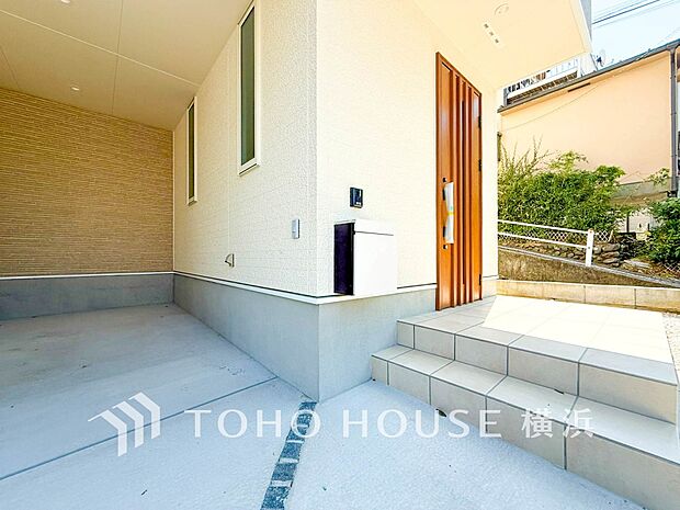 お住まいの顔となる玄関。住まう方のプライドを満たすクオリティを備えています。 