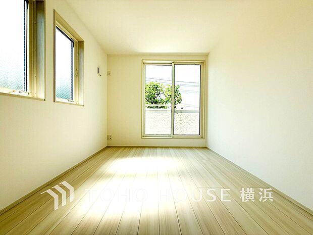 一日の疲れをいやしてくれる寝室。時を忘れて過ごす場所として過ごせるお部屋。